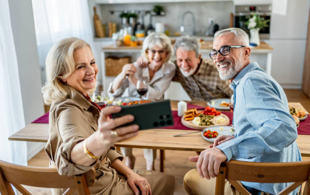 How Can Seniors Build Meaningful Bonds in a Caring Space 2 Seniors Build Meaningful Bonds